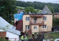 300 interwencji straży. Trąba powietrzna uszkodziła 30 budynków mieszkalnych i 30 gospodarczych - zdjęcie główne