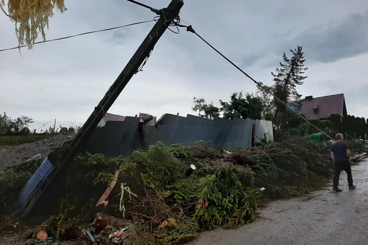 Trąba powietrzna (flimy). Uszkodzonych 39 budynków mieszkalnych