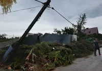 Trąba powietrzna (flimy). Uszkodzonych 39 budynków mieszkalnych - zdjęcie główne