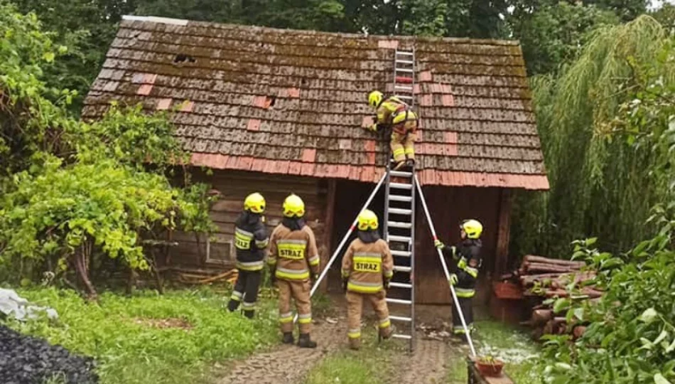 20 interwencji straży: 5 uszkodzonych dachów, 3 zalane budynki i podtopienia na drogach - zdjęcie 1