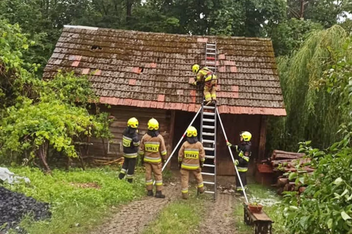 20 interwencji straży: 5 uszkodzonych dachów, 3 zalane budynki i podtopienia na drogach