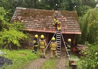 20 interwencji straży: 5 uszkodzonych dachów, 3 zalane budynki i podtopienia na drogach - zdjęcie główne