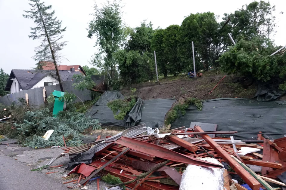 Trąba powietrzna (flimy). Uszkodzonych 39 budynków mieszkalnych - zdjęcie 9