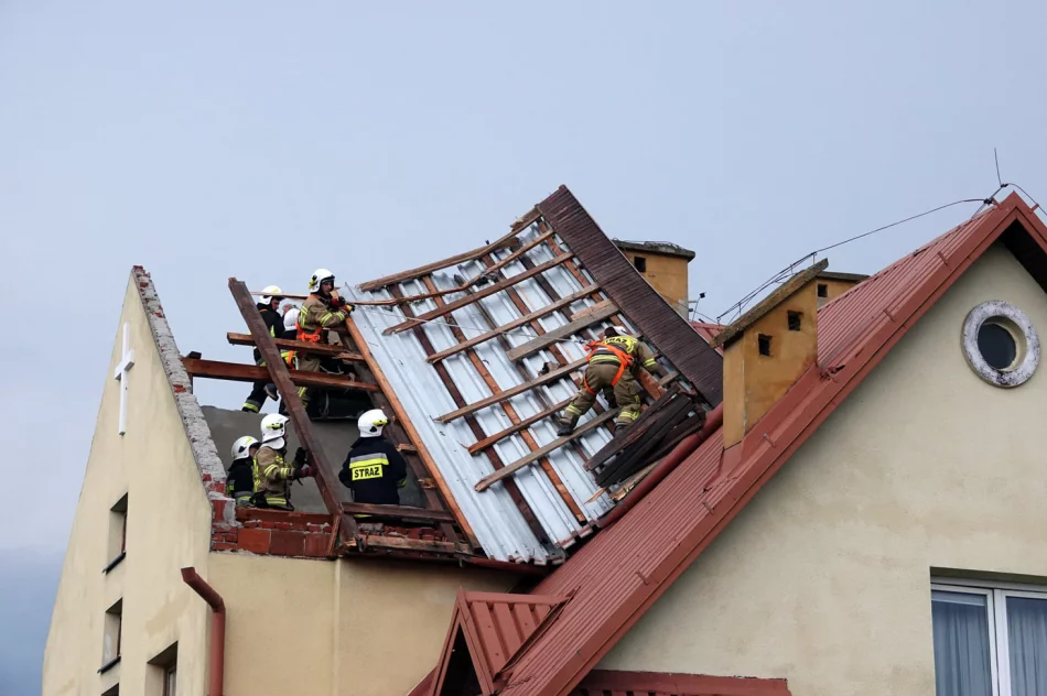 Trąba powietrzna (flimy). Uszkodzonych 39 budynków mieszkalnych - zdjęcie 10