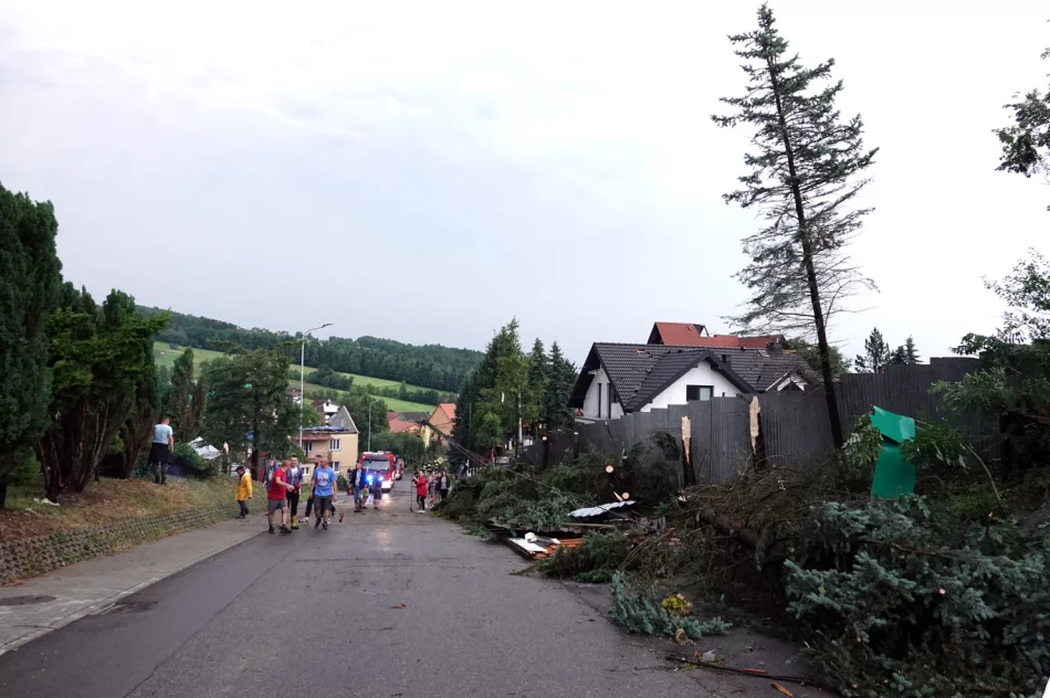 Trąba powietrzna (flimy). Uszkodzonych 39 budynków mieszkalnych - zdjęcie 11