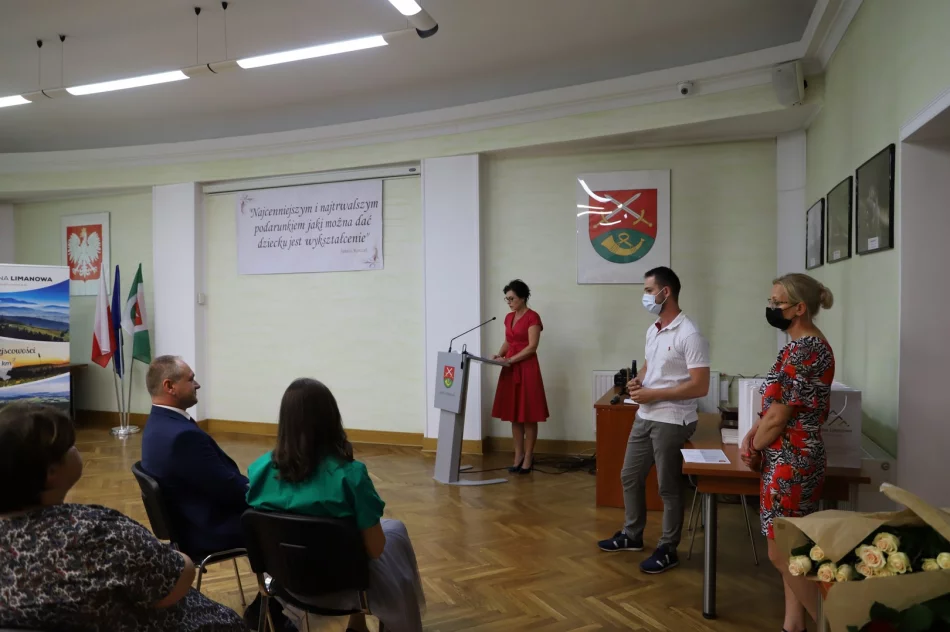 Nagrodzono najlepszych uczniów w roku szkolnym 2020/2021 - zdjęcie 3