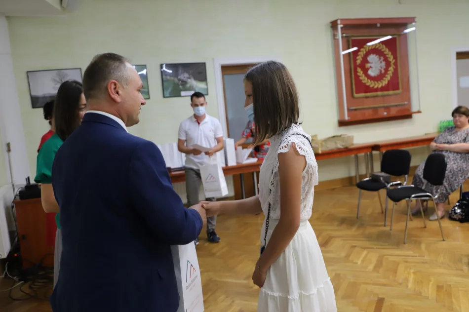 Nagrodzono najlepszych uczniów w roku szkolnym 2020/2021 - zdjęcie 11