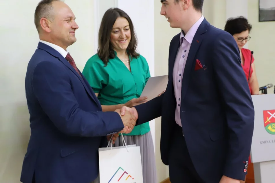Nagrodzono najlepszych uczniów w roku szkolnym 2020/2021 - zdjęcie 18
