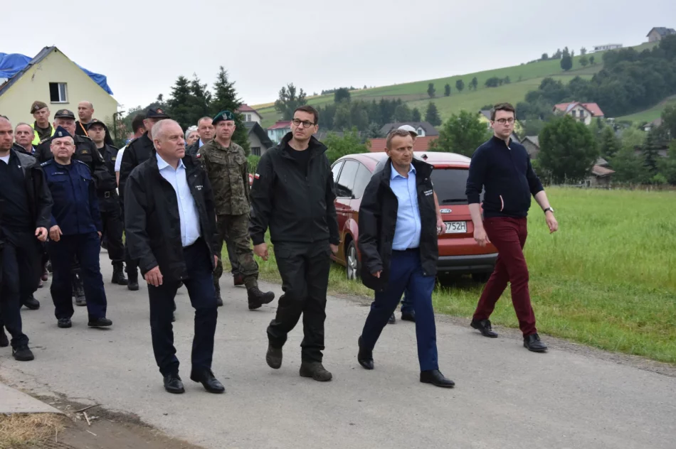 Premier Mateusz Morawiecki: straty po przejściu trąby powietrznej robią gigantyczne wrażenie - zdjęcie 7