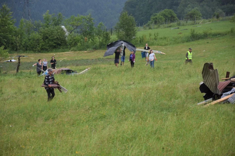 Premier Mateusz Morawiecki: straty po przejściu trąby powietrznej robią gigantyczne wrażenie - zdjęcie 8