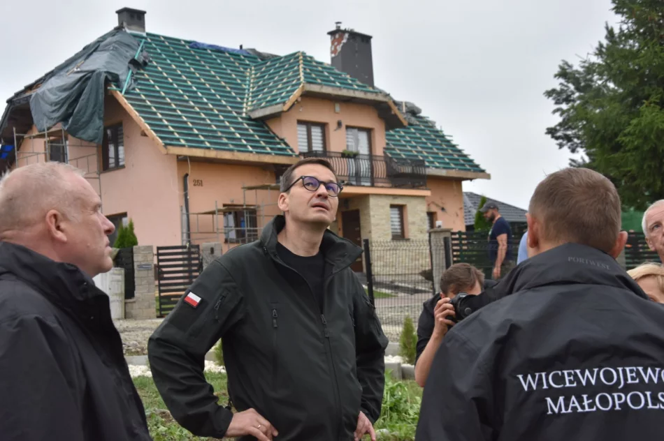 Premier Mateusz Morawiecki: straty po przejściu trąby powietrznej robią gigantyczne wrażenie - zdjęcie 11