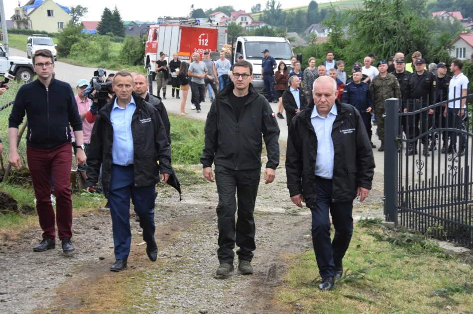 Premier Mateusz Morawiecki: straty po przejściu trąby powietrznej robią gigantyczne wrażenie - zdjęcie 12