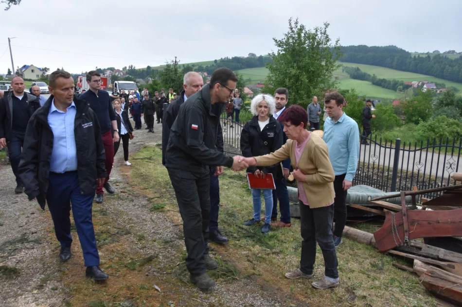 Premier Mateusz Morawiecki: straty po przejściu trąby powietrznej robią gigantyczne wrażenie - zdjęcie 13