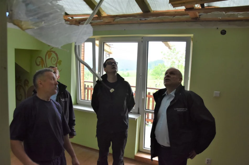 Premier Mateusz Morawiecki: straty po przejściu trąby powietrznej robią gigantyczne wrażenie - zdjęcie 16