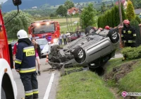 Dachowanie fiata, 3 osoby poszkodwane - zdjęcie główne