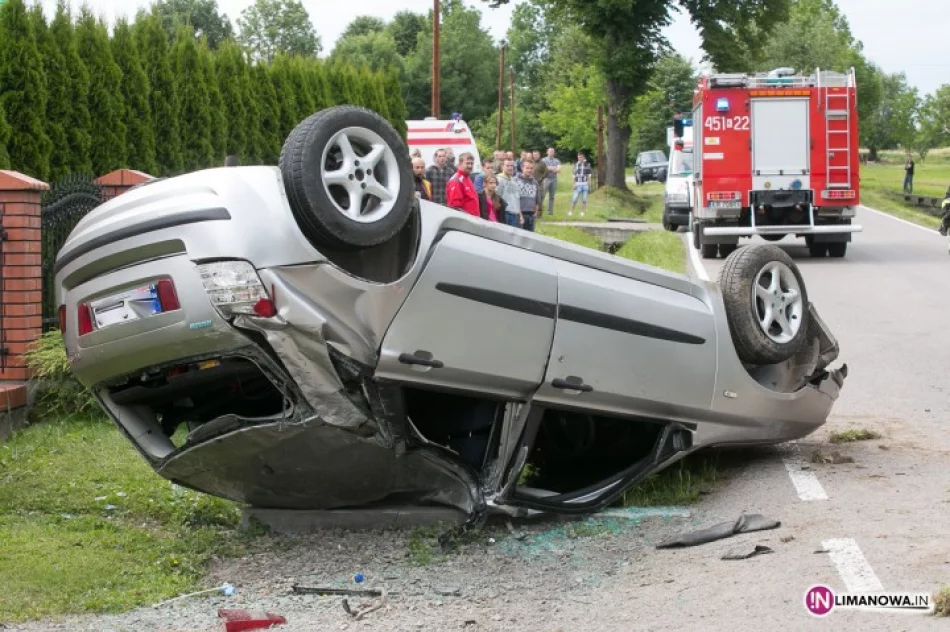 Dachowanie fiata, 3 osoby poszkodwane - zdjęcie 3