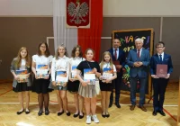 Uczniowie miejskich szkół z nagrodami za osiągnięcia - zdjęcie główne