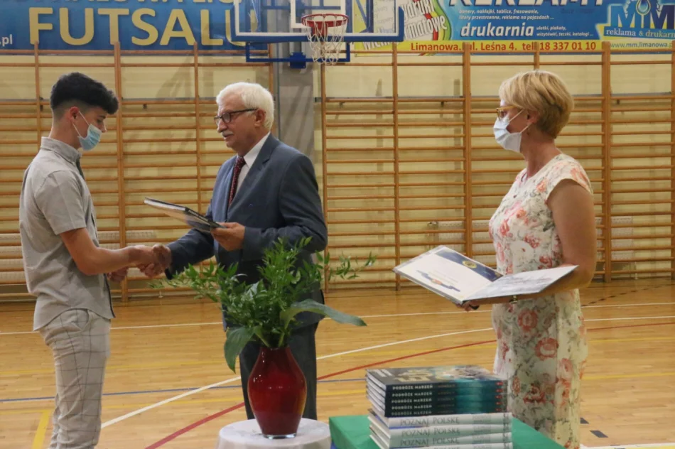 Uczniowie miejskich szkół z nagrodami za osiągnięcia - zdjęcie 2