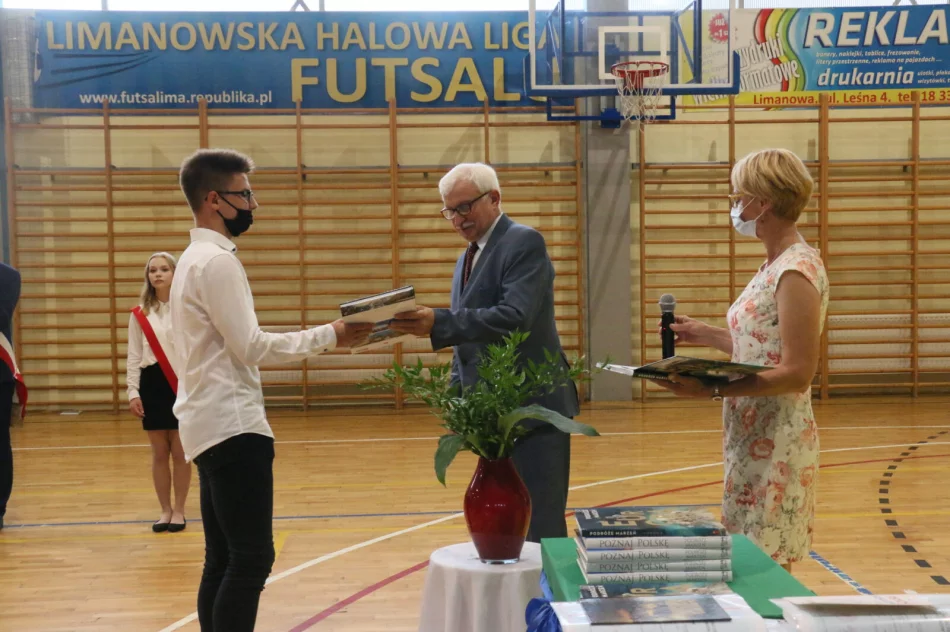 Uczniowie miejskich szkół z nagrodami za osiągnięcia - zdjęcie 4