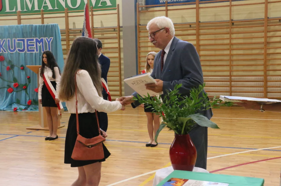 Uczniowie miejskich szkół z nagrodami za osiągnięcia - zdjęcie 8