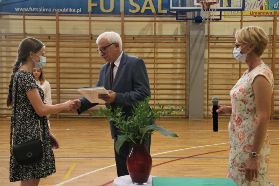 Uczniowie miejskich szkół z nagrodami za osiągnięcia - zdjęcie 9