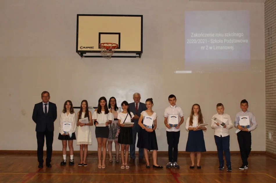 Uczniowie miejskich szkół z nagrodami za osiągnięcia - zdjęcie 10