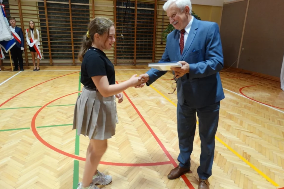 Uczniowie miejskich szkół z nagrodami za osiągnięcia - zdjęcie 14