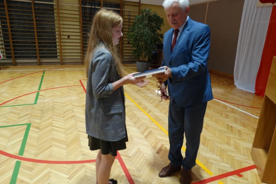 Uczniowie miejskich szkół z nagrodami za osiągnięcia - zdjęcie 15