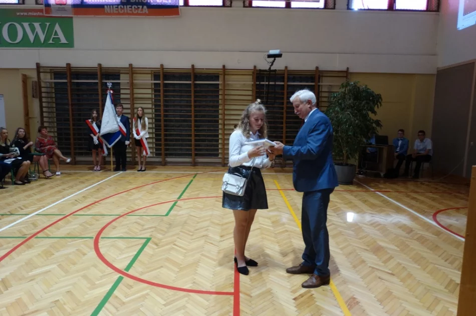 Uczniowie miejskich szkół z nagrodami za osiągnięcia - zdjęcie 16