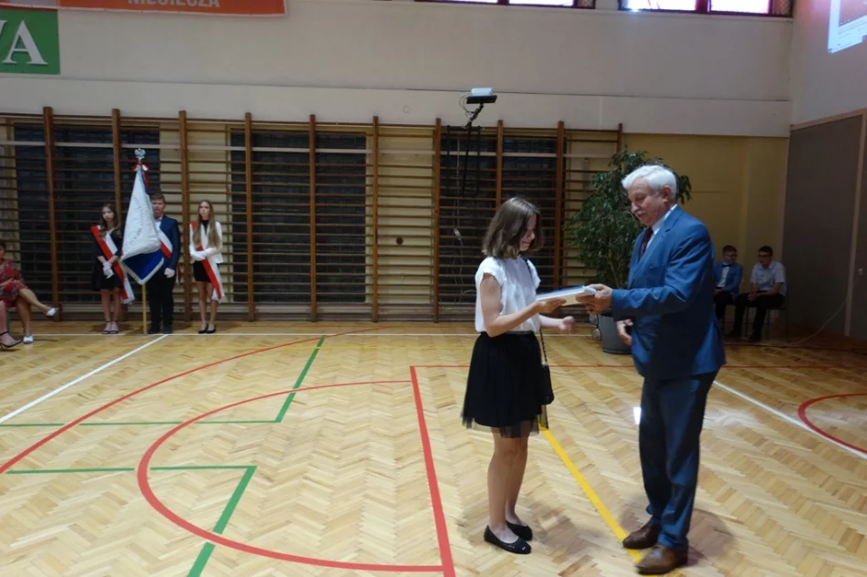 Uczniowie miejskich szkół z nagrodami za osiągnięcia - zdjęcie 17