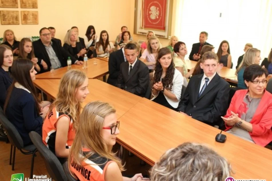 Licealiści nagrodzeni przez powiat - zdjęcie 2