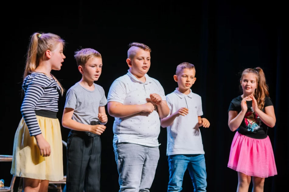 Aktorskie sukcesy uczniów Szkoły Podstawowej Nr 2 w Męcinie - zdjęcie 2