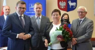 Wojewoda gościł na sesji - wręczył odznaczenie i oglądał inwestycje - zdjęcie 2