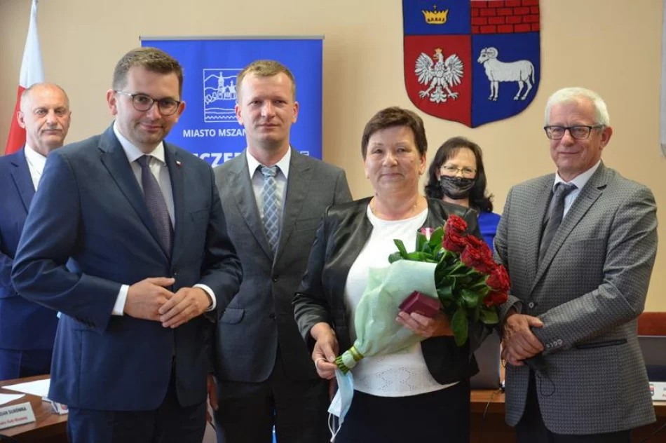 Wojewoda gościł na sesji - wręczył odznaczenie i oglądał inwestycje - zdjęcie 2