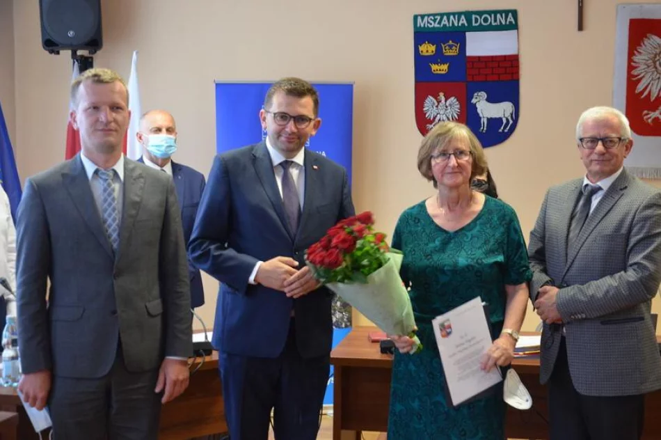 Wojewoda gościł na sesji - wręczył odznaczenie i oglądał inwestycje - zdjęcie 3