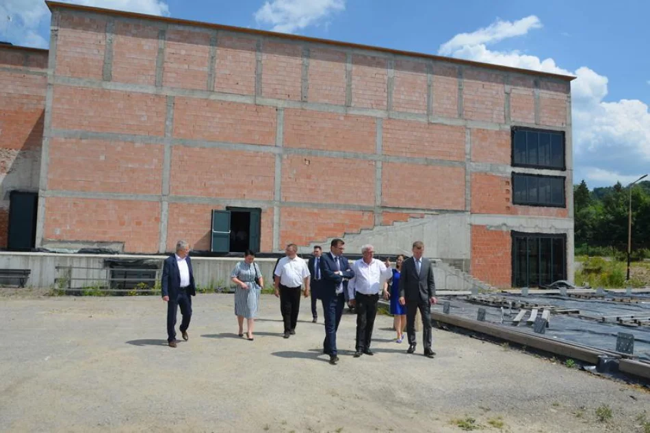 Wojewoda gościł na sesji - wręczył odznaczenie i oglądał inwestycje - zdjęcie 4