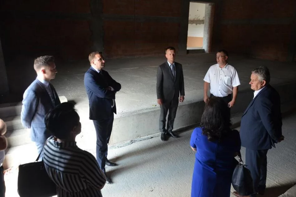 Wojewoda gościł na sesji - wręczył odznaczenie i oglądał inwestycje - zdjęcie 5