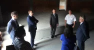 Wojewoda gościł na sesji - wręczył odznaczenie i oglądał inwestycje - zdjęcie 5