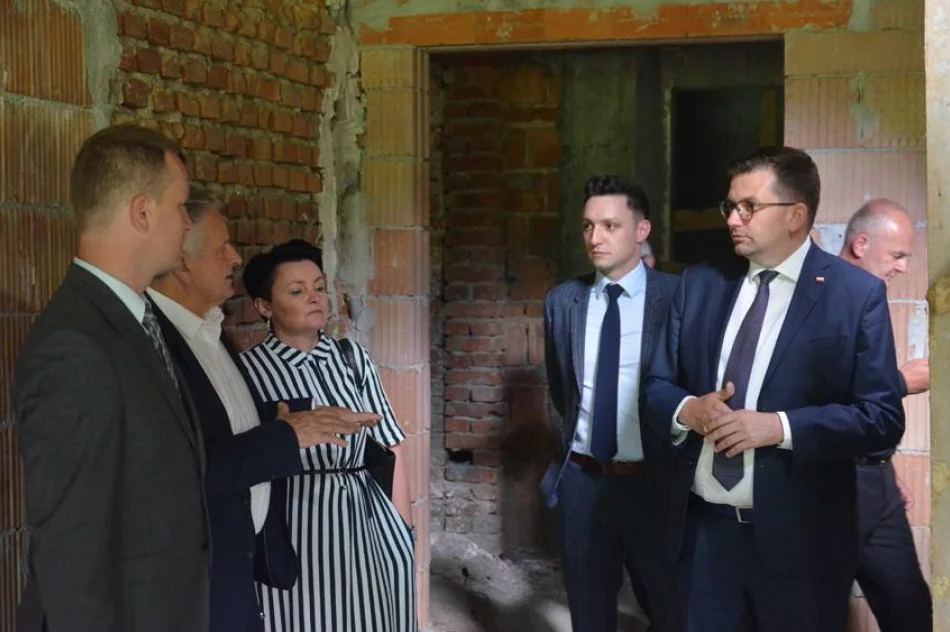 Wojewoda gościł na sesji - wręczył odznaczenie i oglądał inwestycje - zdjęcie 6