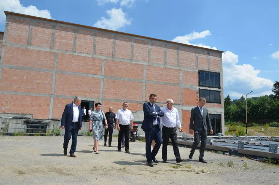 Wojewoda gościł na sesji - wręczył odznaczenie i oglądał inwestycje - zdjęcie 7