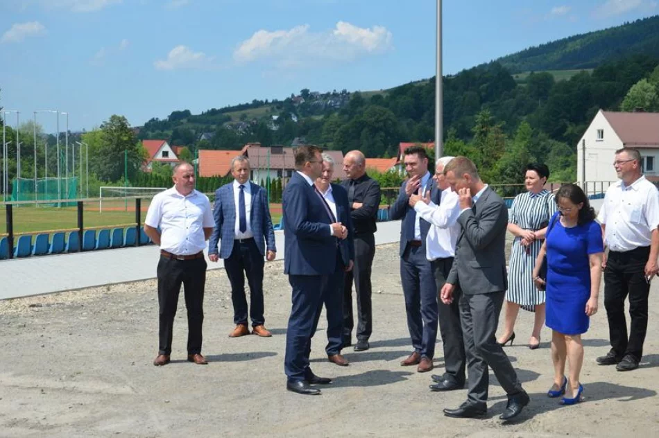 Wojewoda gościł na sesji - wręczył odznaczenie i oglądał inwestycje - zdjęcie 8