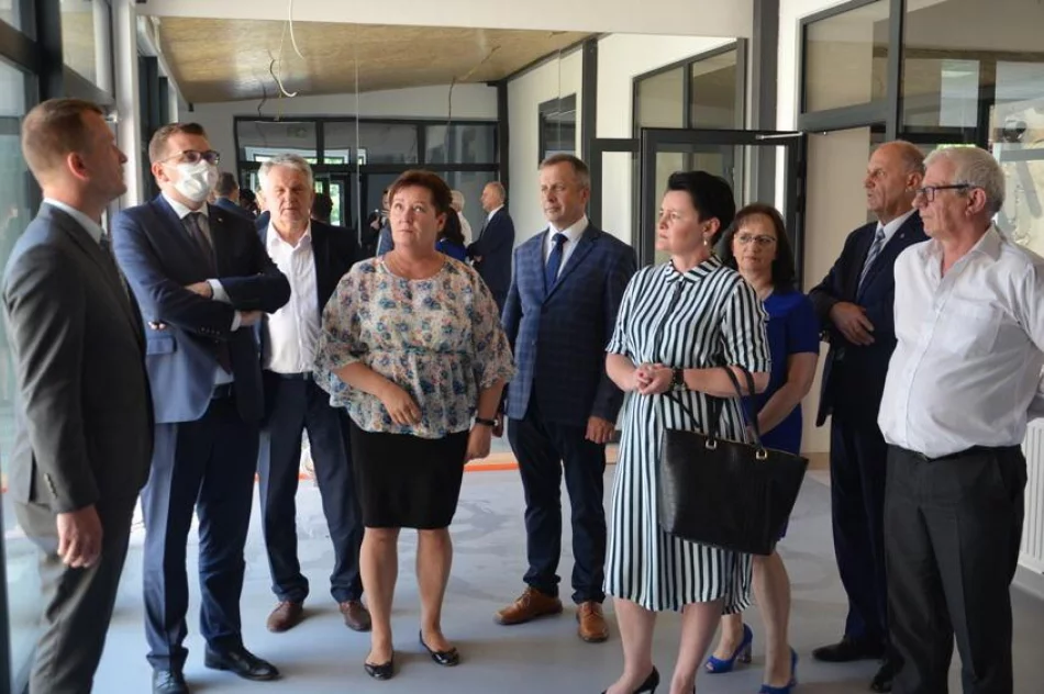 Wojewoda gościł na sesji - wręczył odznaczenie i oglądał inwestycje - zdjęcie 9