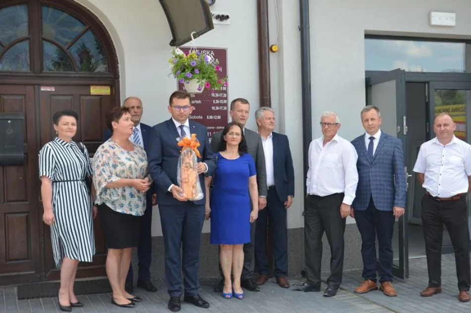 Wojewoda gościł na sesji - wręczył odznaczenie i oglądał inwestycje - zdjęcie 10