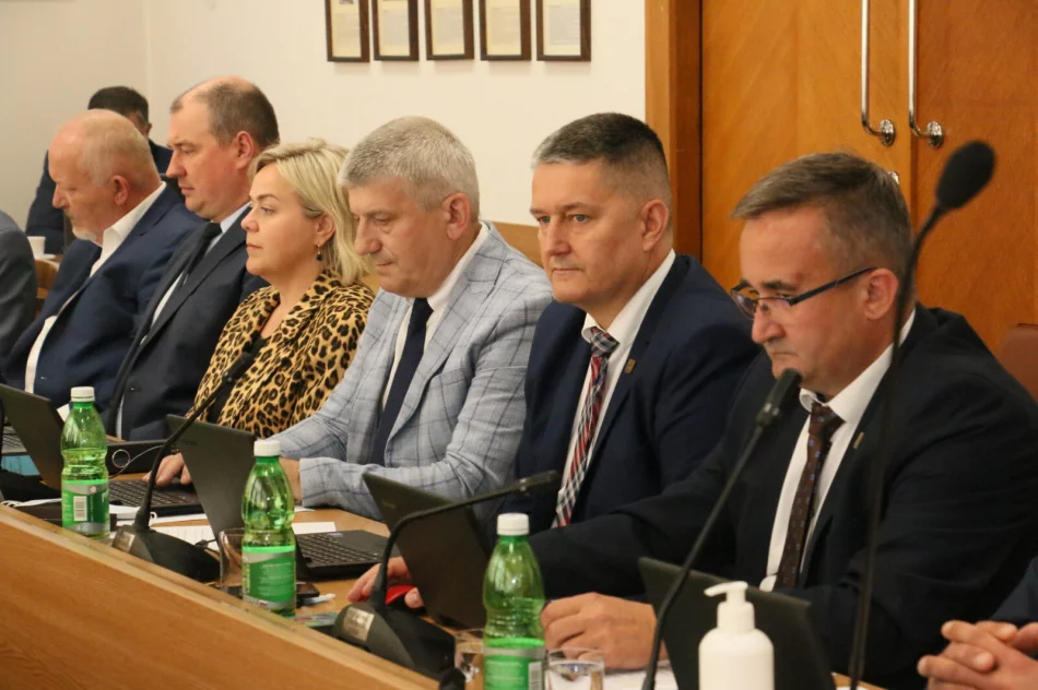 Słowa uznania i słowa krytyki. Niejednogłośne wotum zaufania i absolutorium - zdjęcie 2