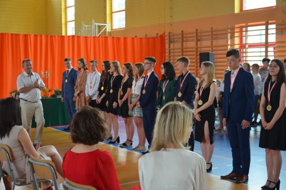 Uczniowie nagrodzeni za dokonania - zdjęcie 2