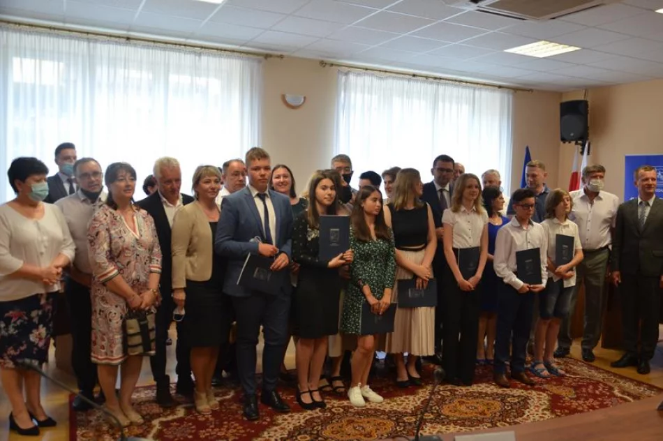 Uczniowie nagrodzeni za dokonania - zdjęcie 3