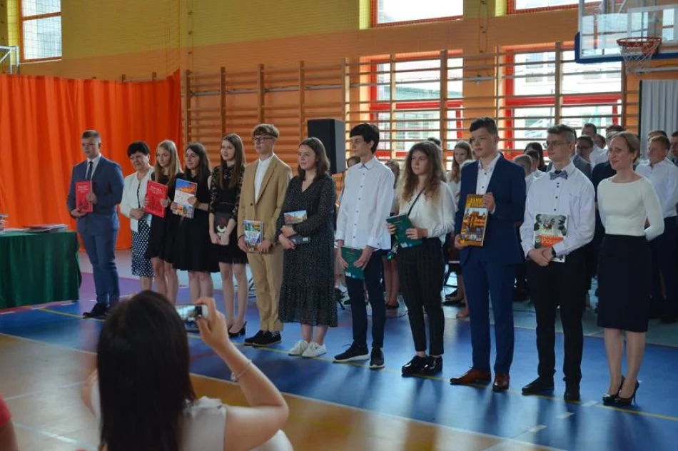 Uczniowie nagrodzeni za dokonania - zdjęcie 9