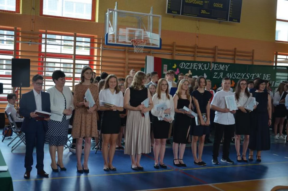 Uczniowie nagrodzeni za dokonania - zdjęcie 10