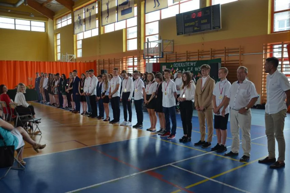 Uczniowie nagrodzeni za dokonania - zdjęcie 11