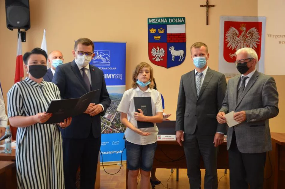 Uczniowie nagrodzeni za dokonania - zdjęcie 12